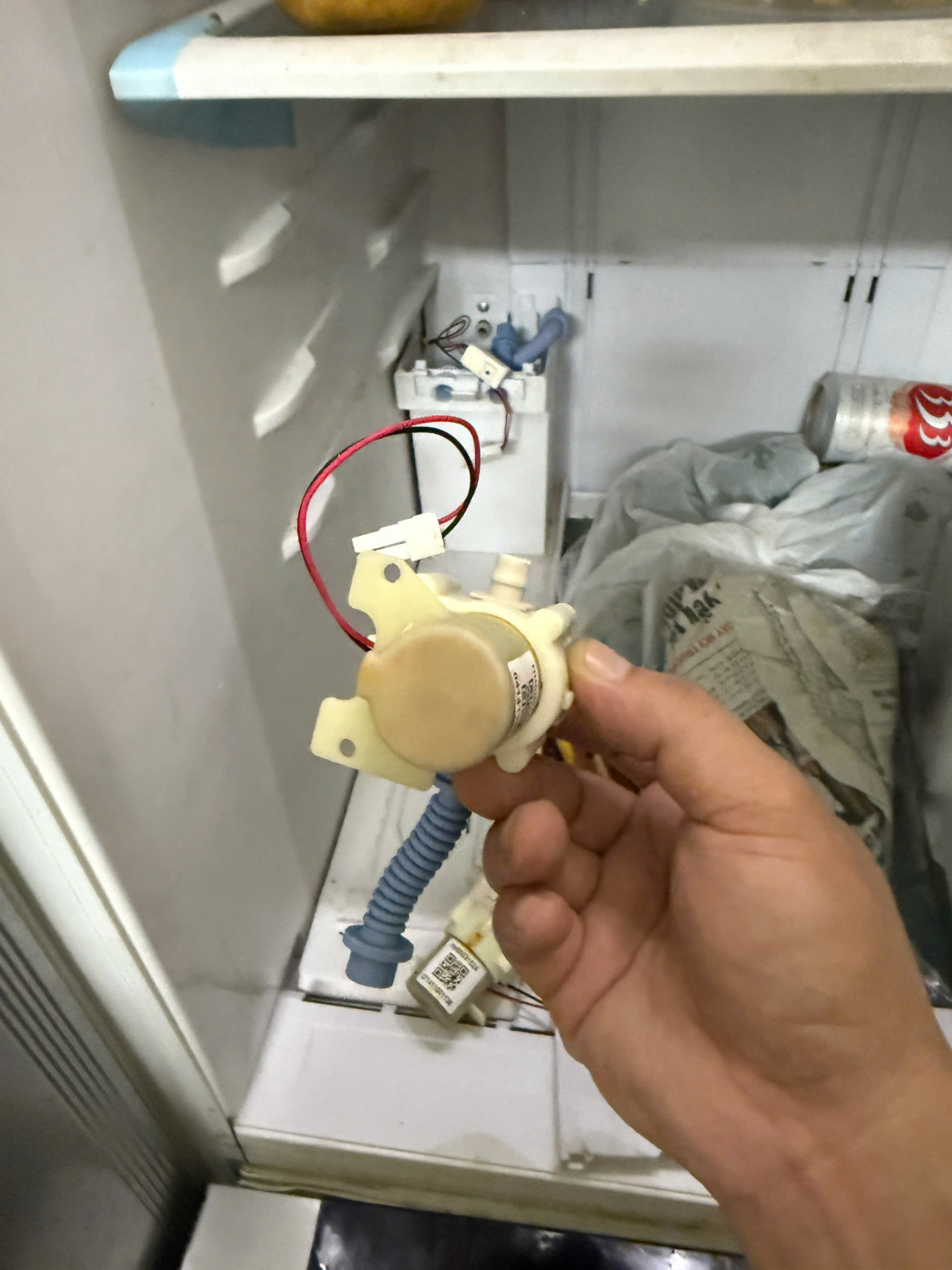 Kỹ thuật viên thay thế bơm nước tủ lạnh hitachi
