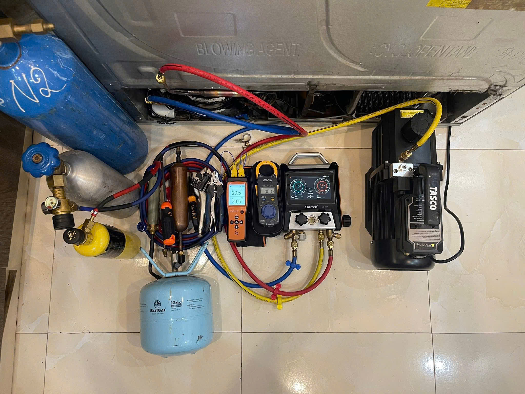 Kỹ thuật xử lý tủ lạnh Hitachi tắc dàn gas tại nhà khách hàng