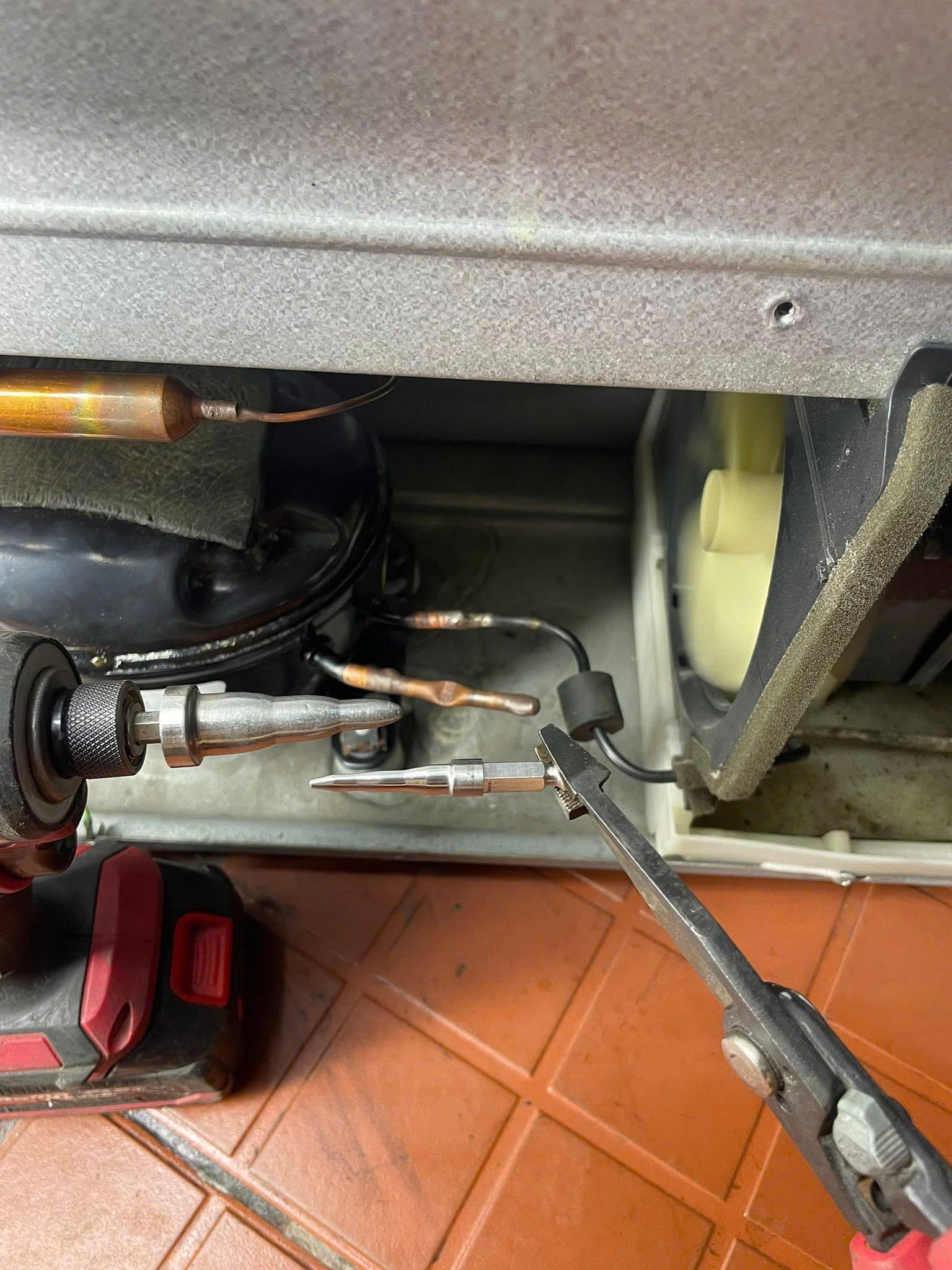 Xử lý tủ lạnh hitachi thủng dàn gas chính hãng tại nhà