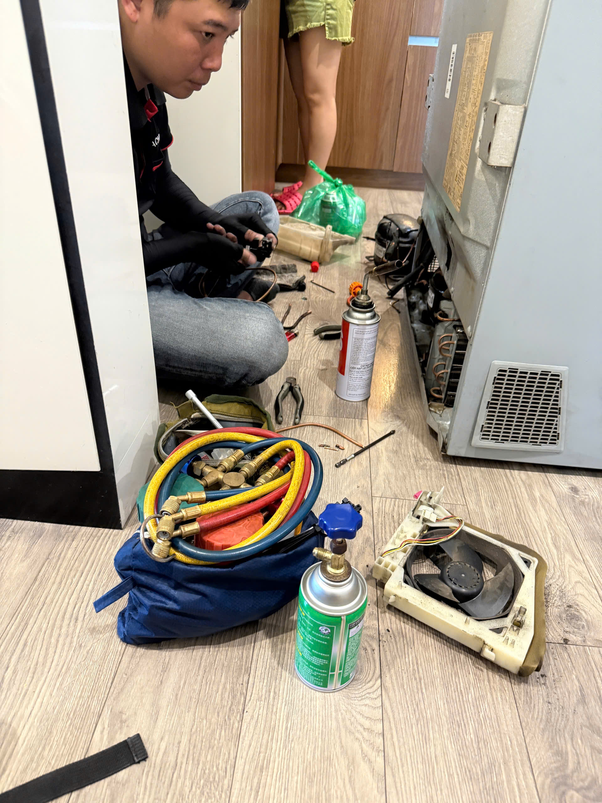 Kỹ thuật thay lốc máy nén tủ lạnh Hitachi tại Duy Tiên