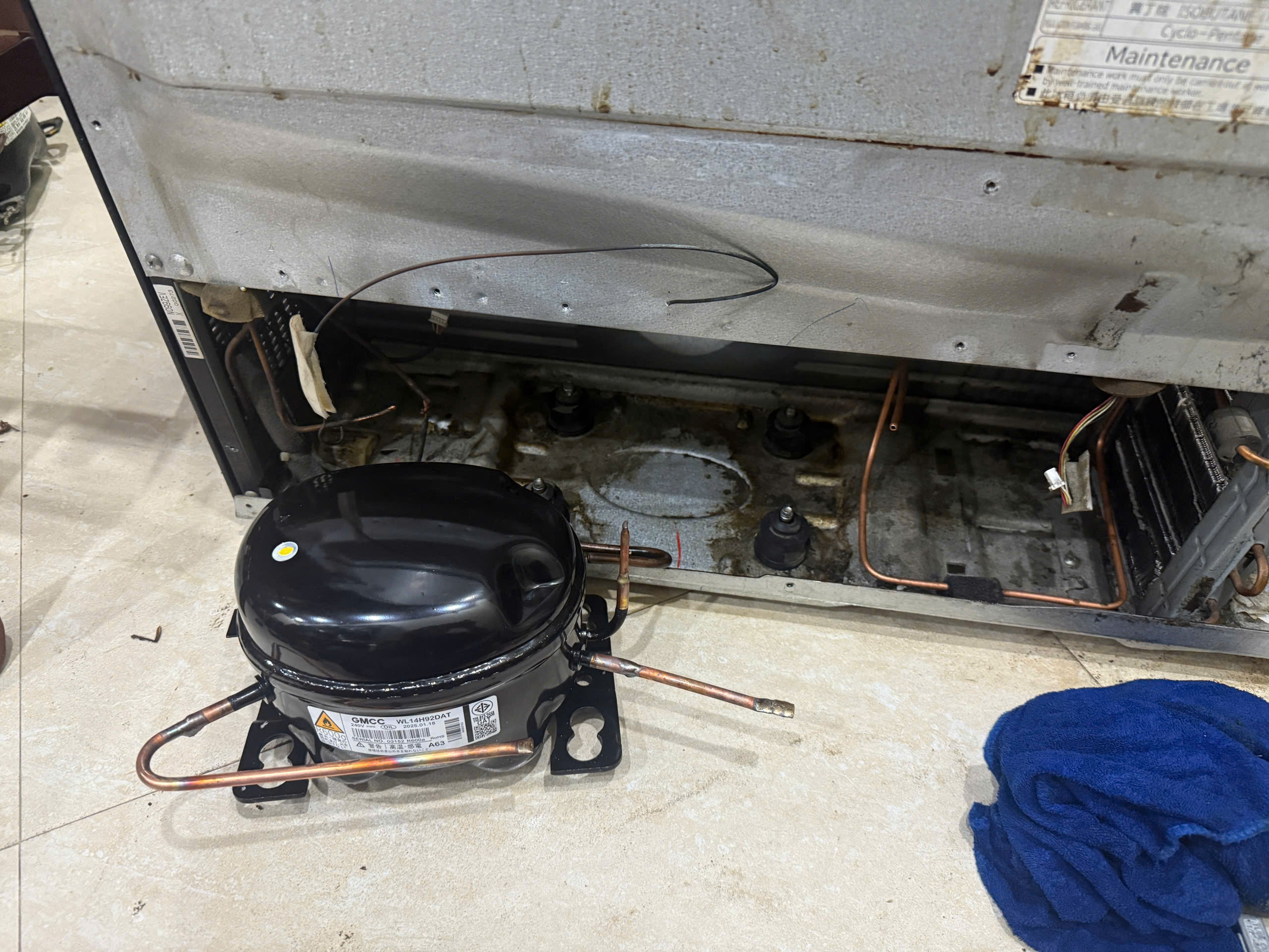 Thay lốc máy nén tủ lạnh hitachi tại nhà khách hàng ở Bình Xuyên