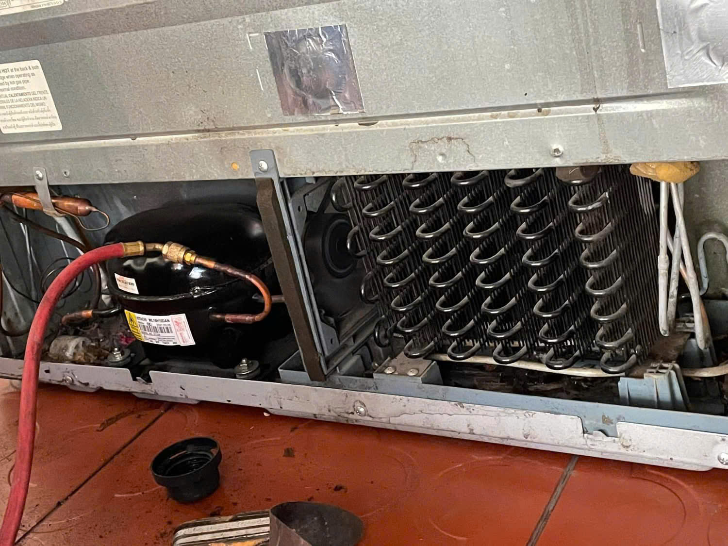 Xử lý tủ lạnh hitachi thủng dàn gas tại nhà khách hàng