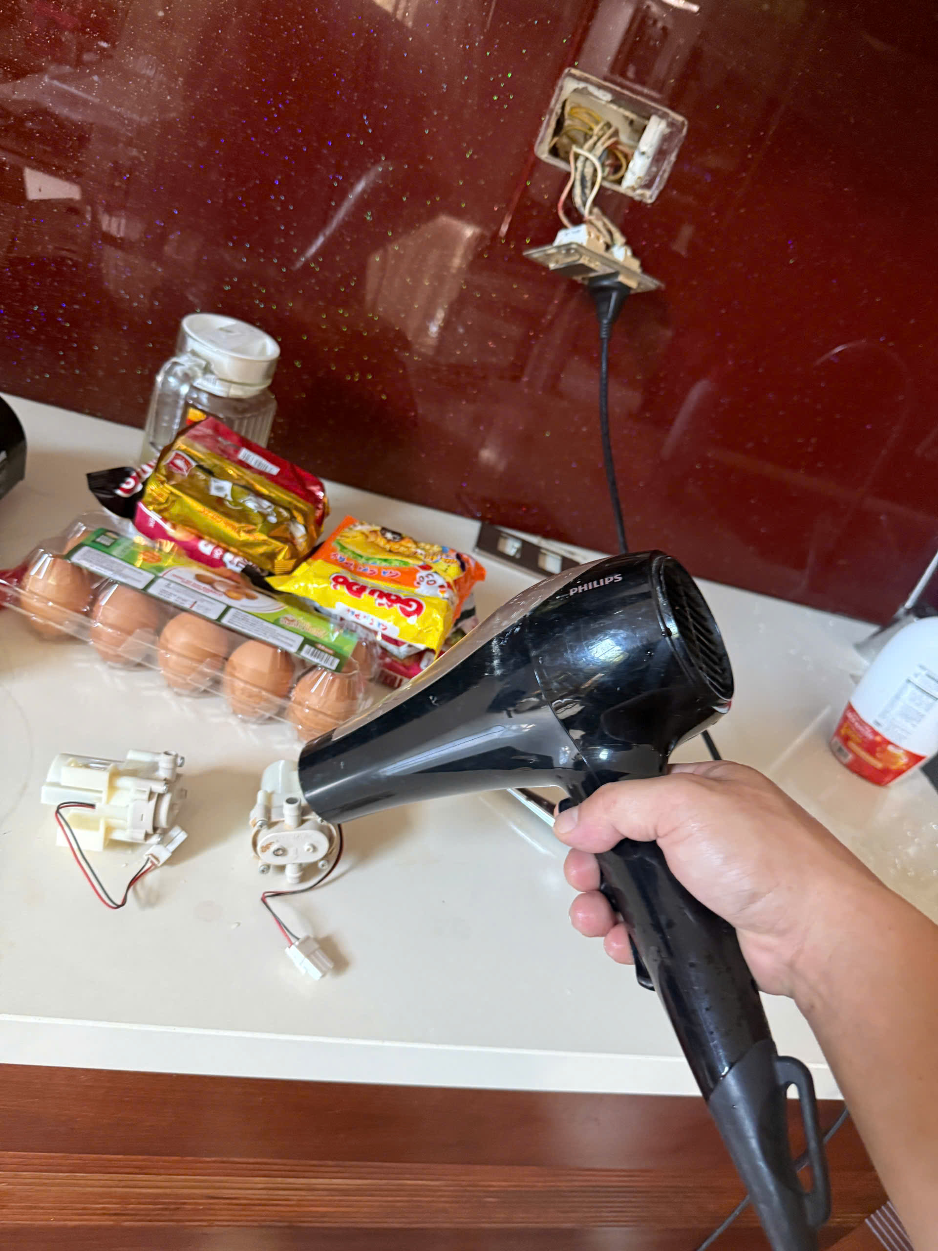 Sấy ấm bơm nếu bơm bị kẹt đá bên trong quá nhiều