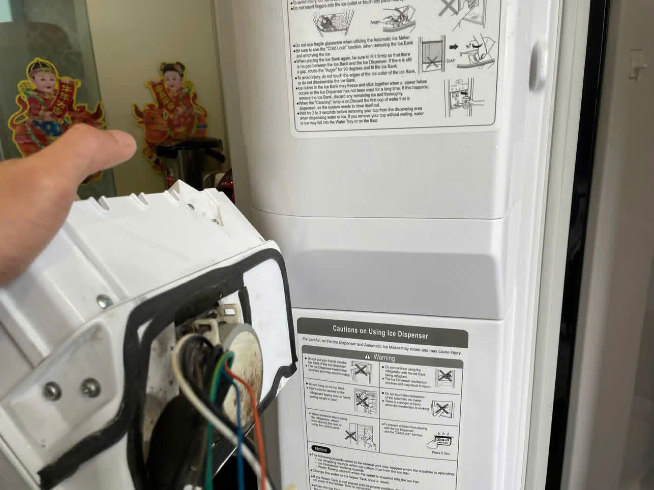 Kỹ thuật thay thế motor xay đá tủ lạnh hitachi tại nhà khách hàng