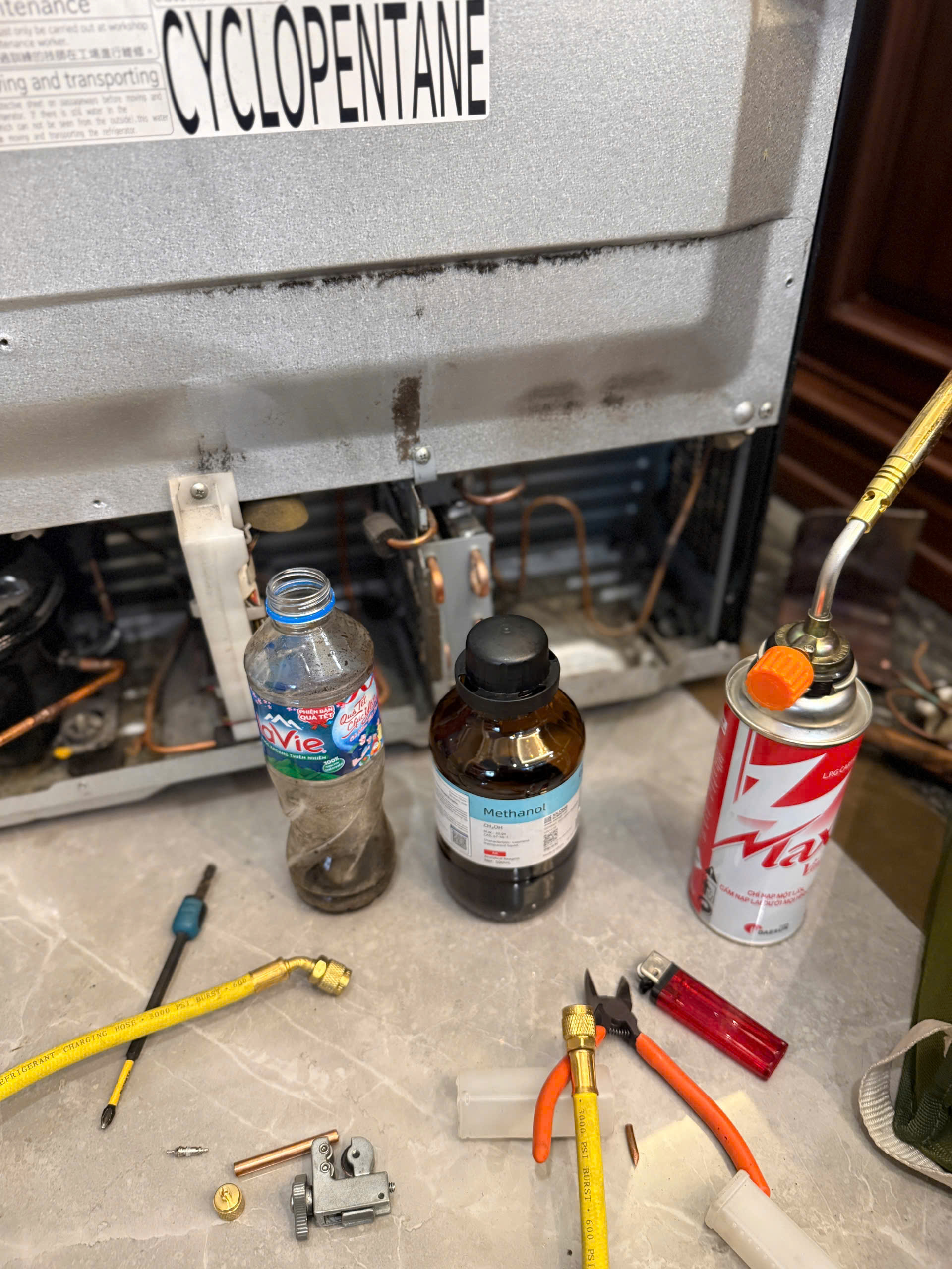 Kỹ thuật Hitachi xử lý lỗi tủ lạnh tắc dàn gas tại nhà khách hàng