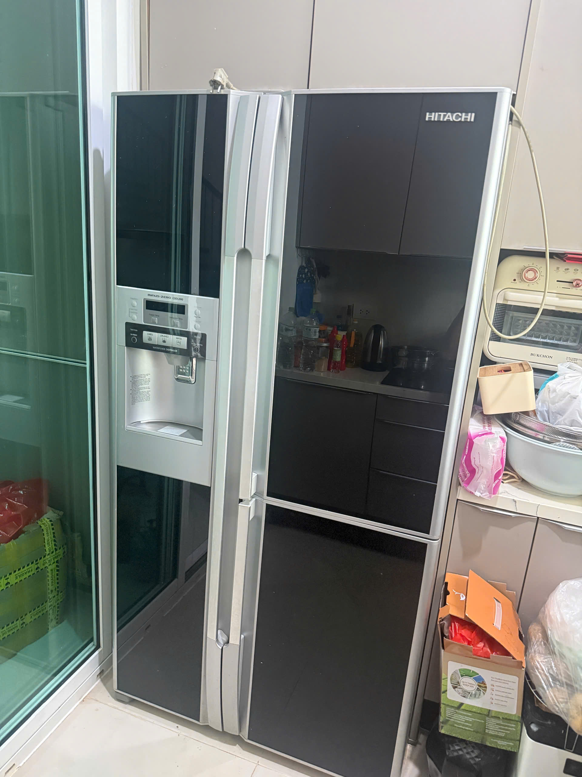 Tes đá rơi tủ lạnh Hitachi side by side