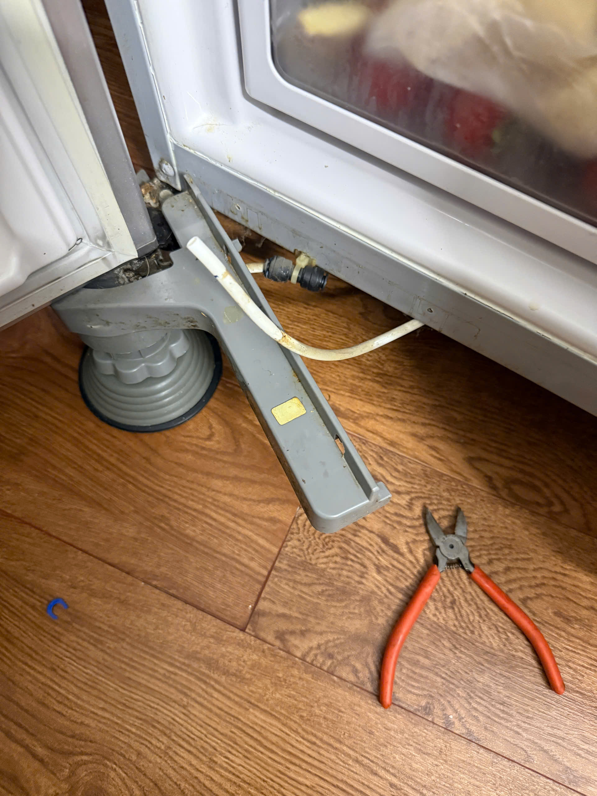 Thay thế ống dẫn nước tủ lạnh Hitachi vị nứt vỡ