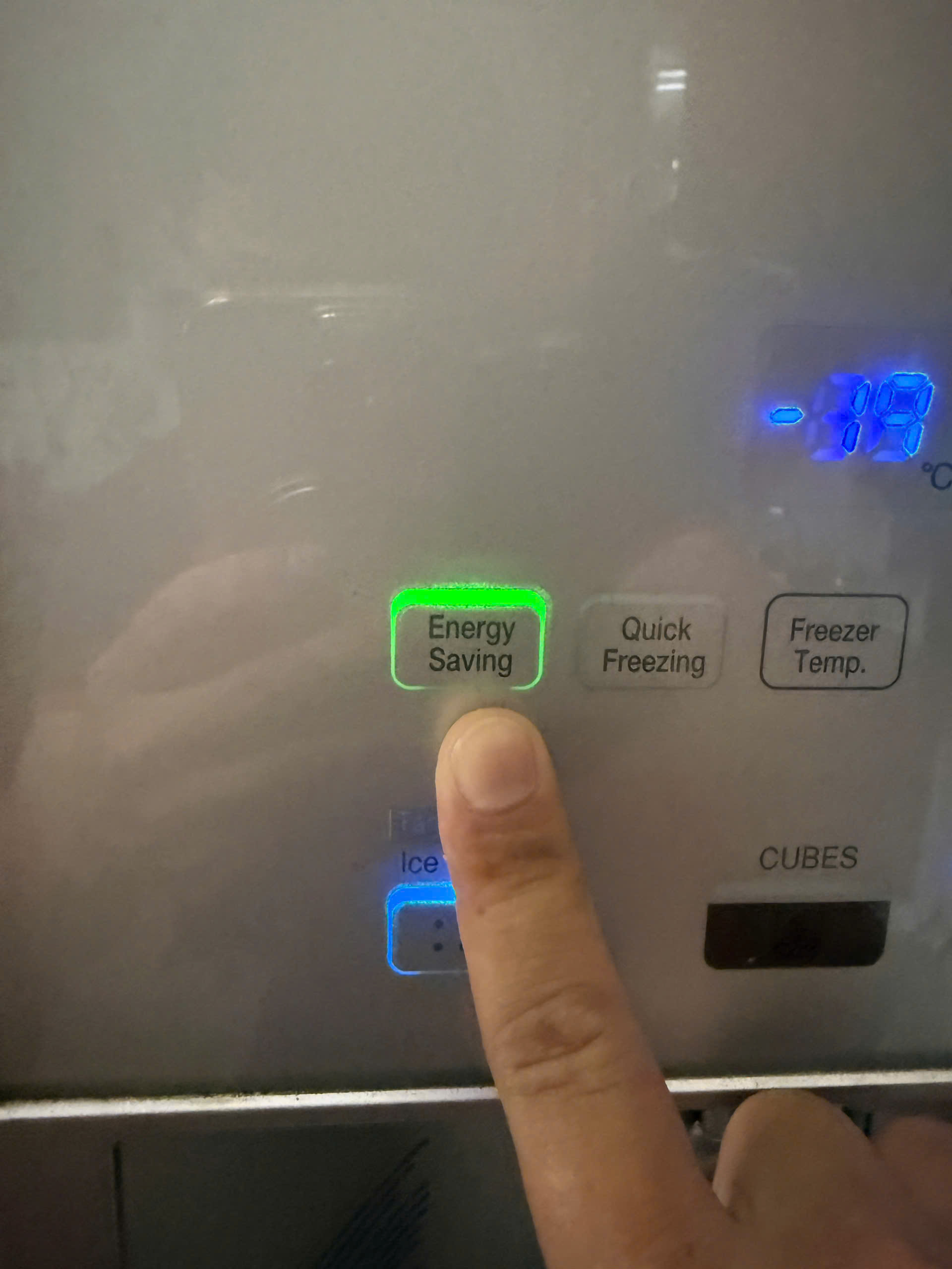 Bật chế độ tiết kiệm điện khi lượng thực phẩm trong tủ ít