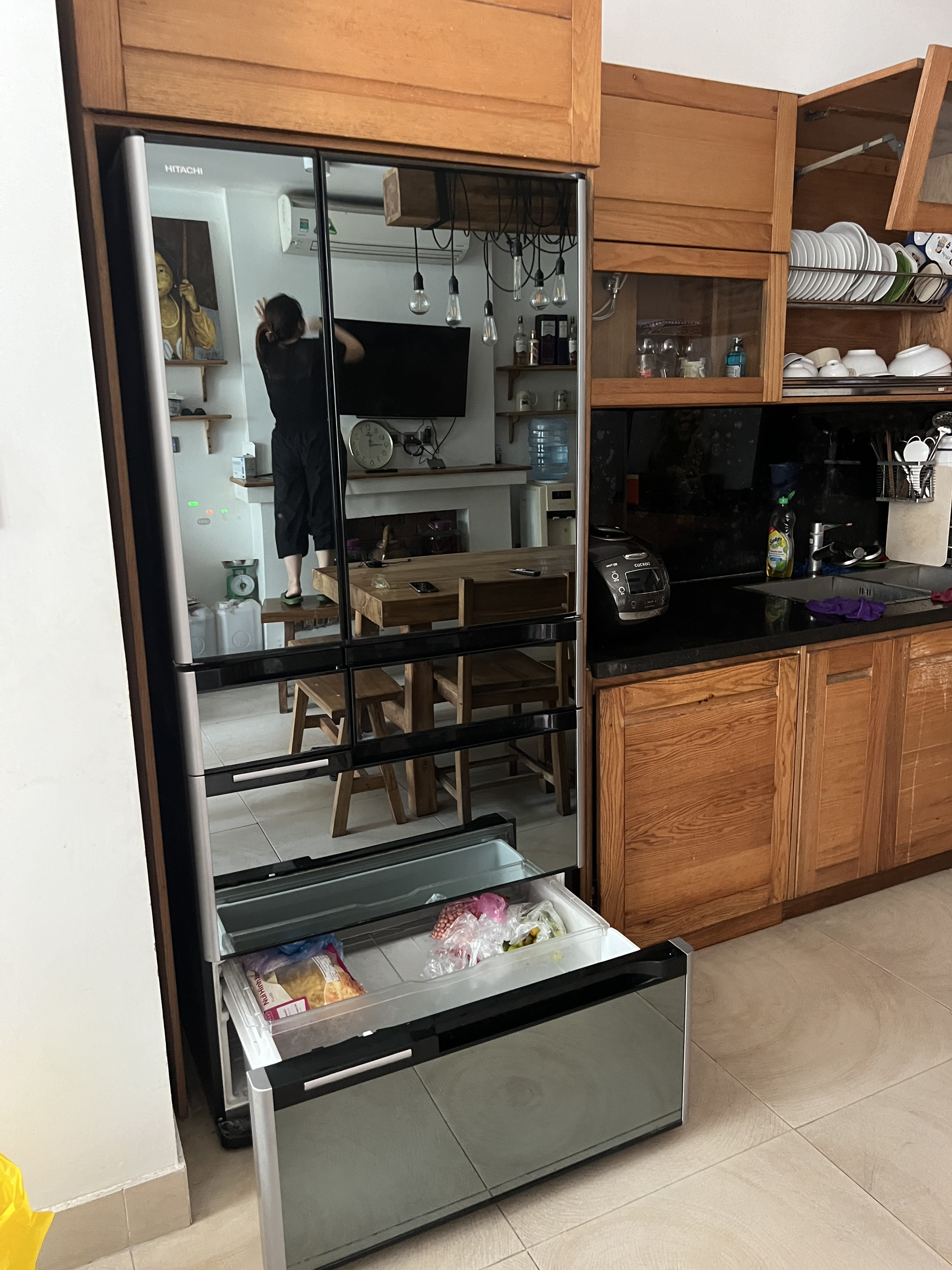 Bật tính năng làm đá tự động tủ lạnh hitachi nội địa Nhật và để ở mức giữa