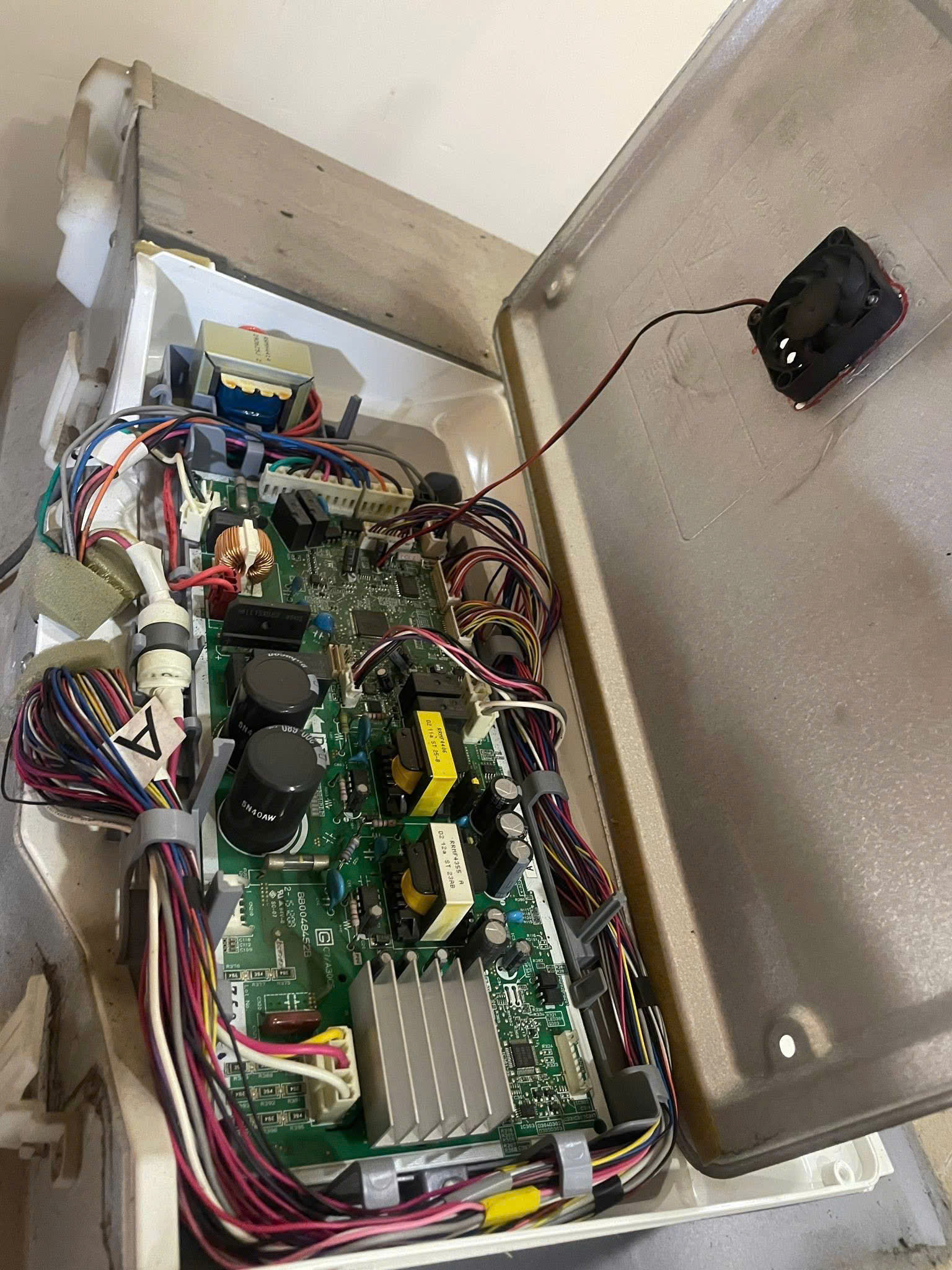 Boar mạch tủ lạnh Hitachi nội địa Nhật nổ do cắm nhầm điện