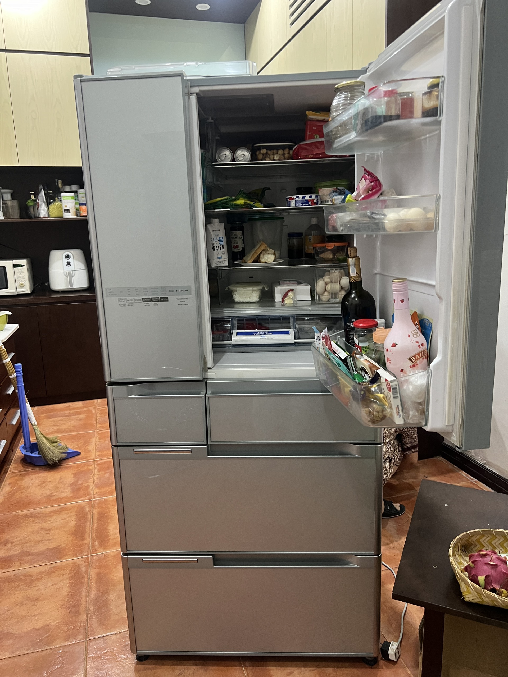 Hạn chế không để bình chứa nước tủ lạnh hitachi hết sạch nước