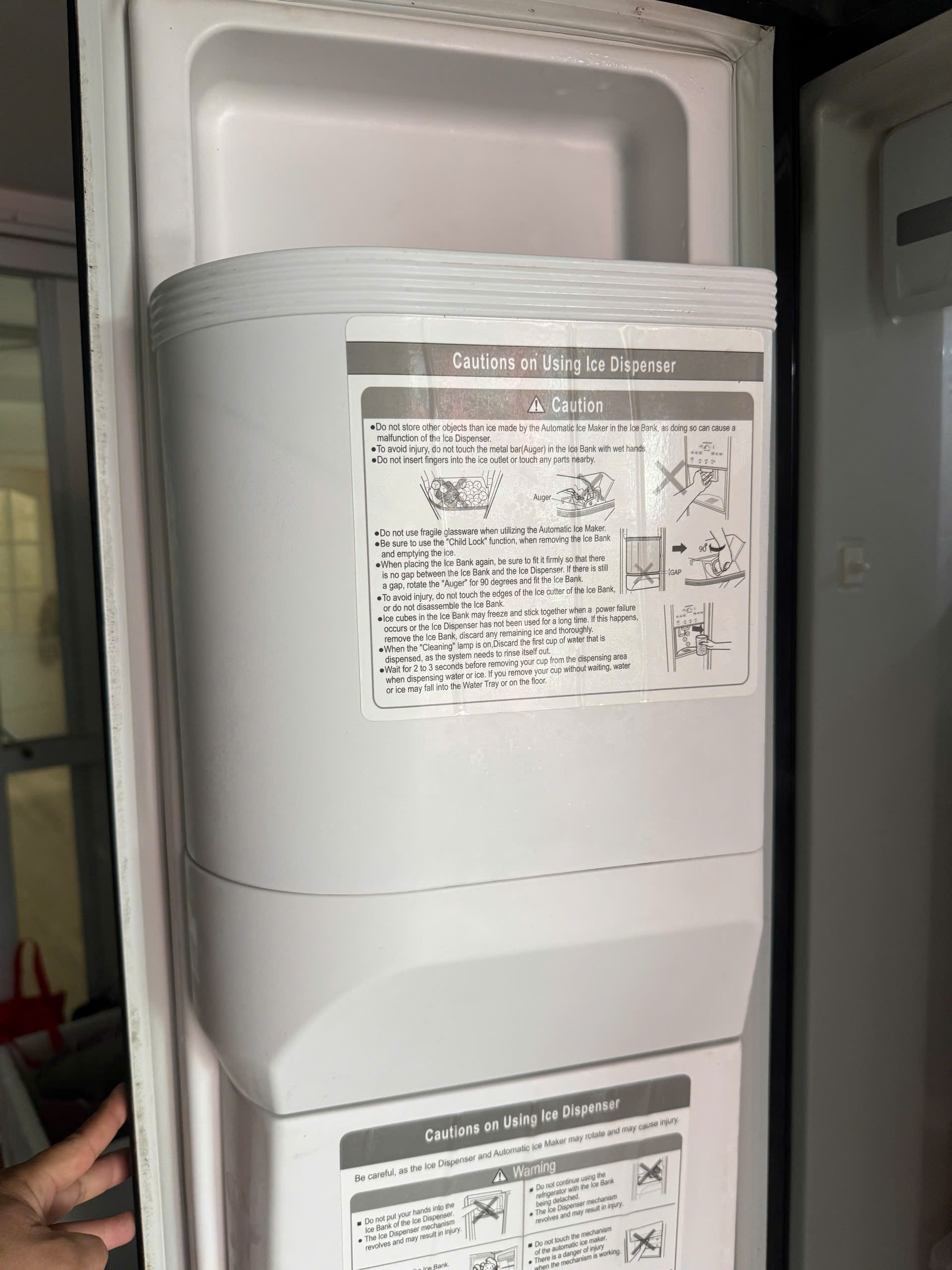 Lắp hộp chứa đá tủ lạnh hitachi vào đúng vị trí ban đầu