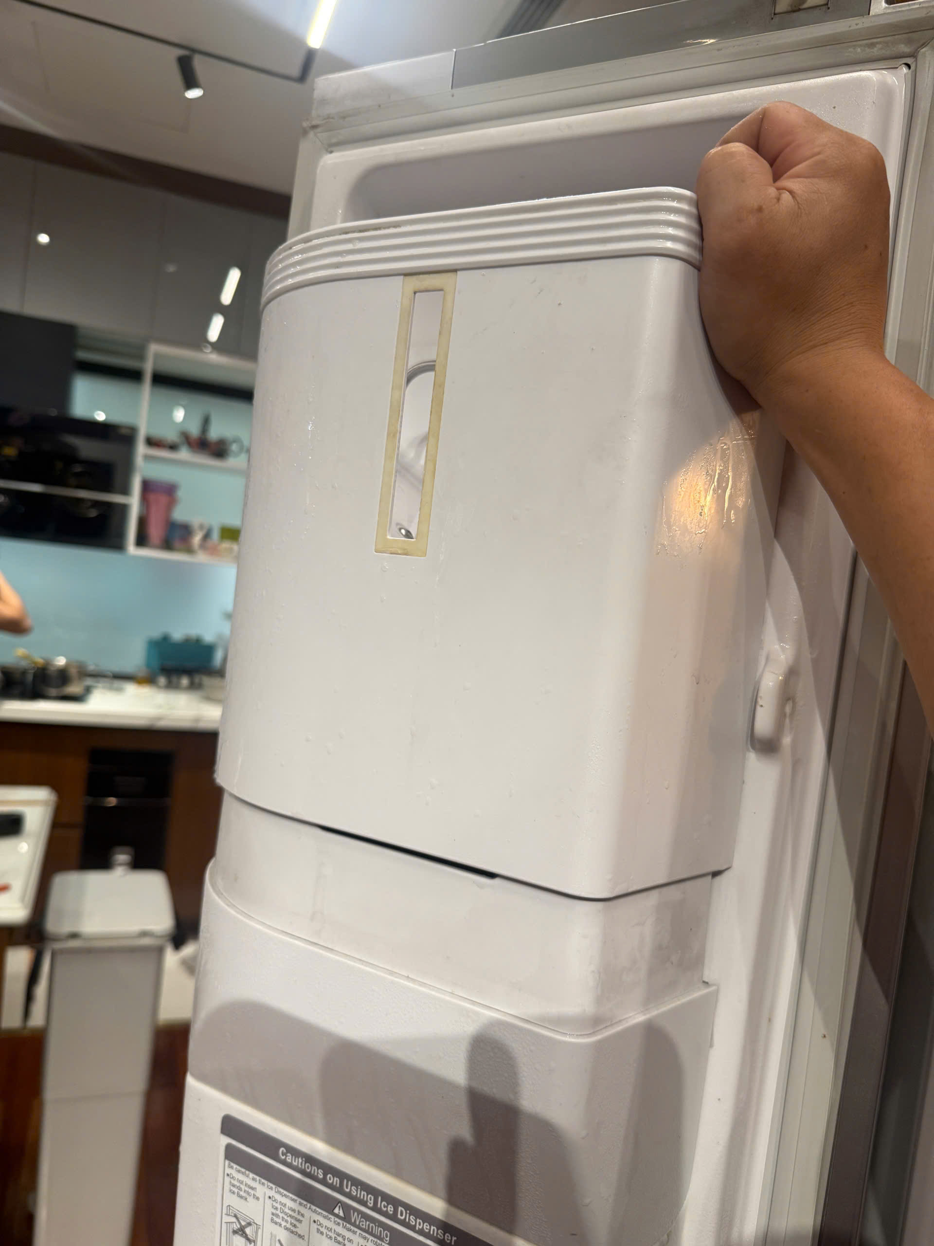 Nhấc hộp chứa đá tủ lạnh hitachi theo phương thẳng đứng