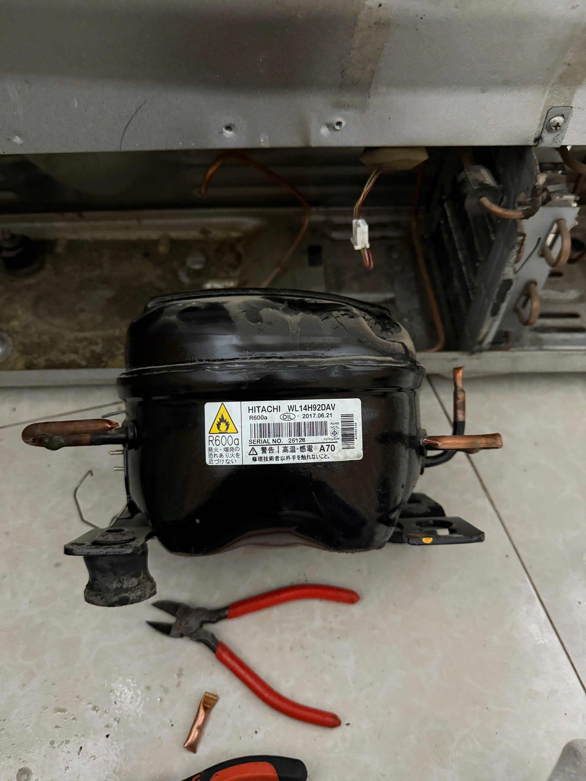 Thay lốc máy nén tủ lạnh Hitachi ở Cát Bà