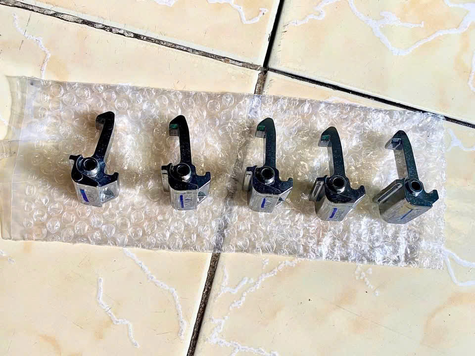 Chốt cửa máy giặt Hitachi lồng ngang