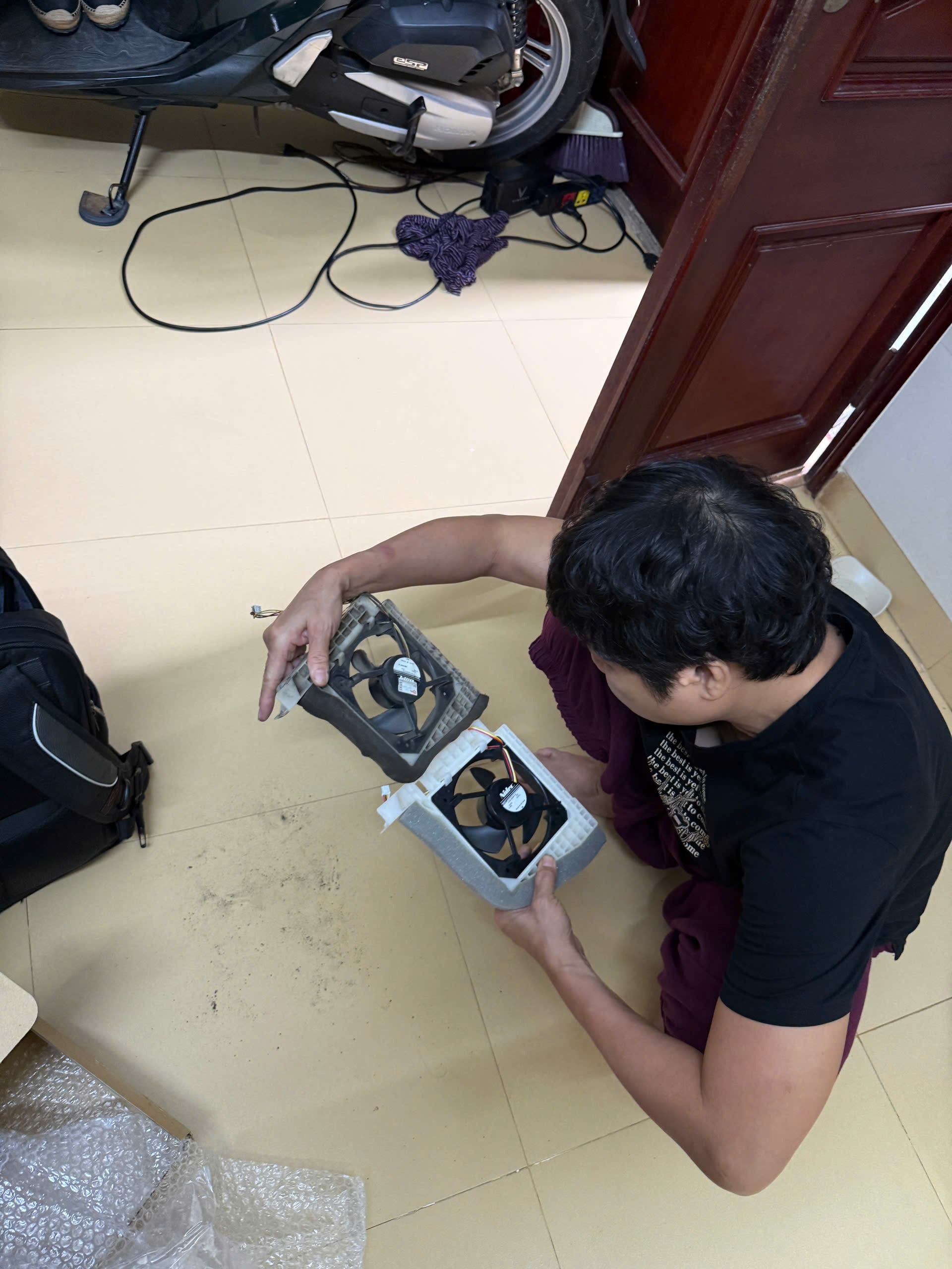Khách hàng kiểm tra quạt trước khi kỹ thuật thay thế