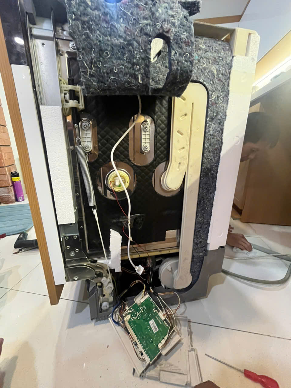 Sửa máy rửa bát Hitachi lỗi bo mạch tại Hà Nội