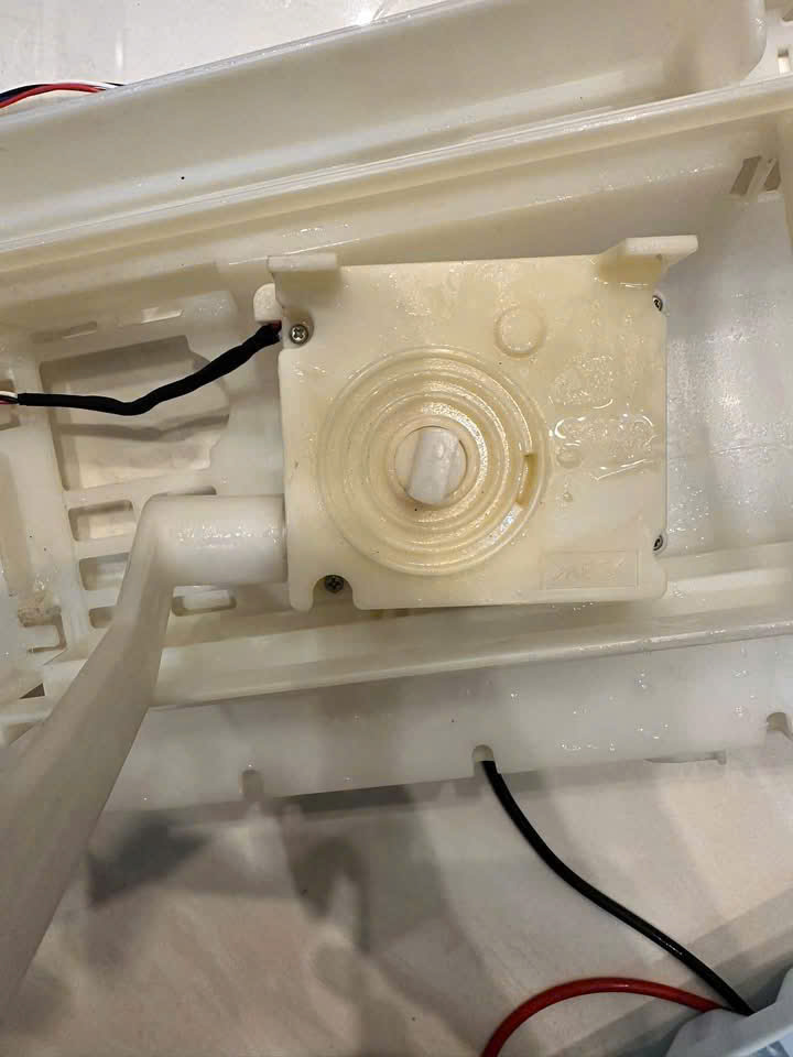 Motor lật đá tủ lạnh bị nghiêng không nằm đúng vị trí
